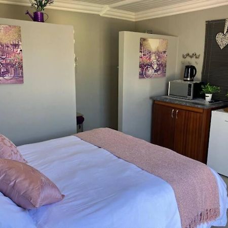 Stellies Accommodation - Room 2 Keetmanshoop Bagian luar foto