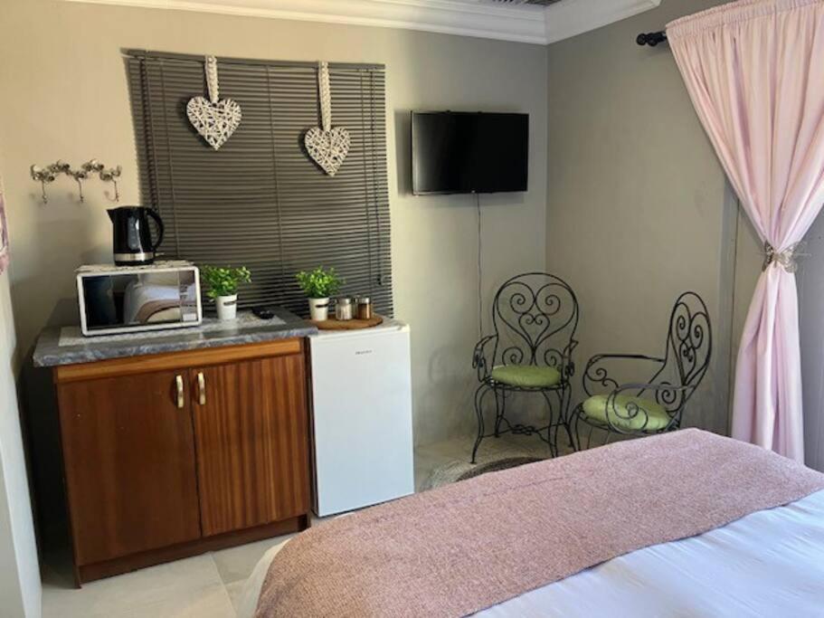 Stellies Accommodation - Room 2 Keetmanshoop Bagian luar foto