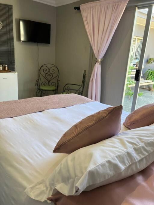 Stellies Accommodation - Room 2 Keetmanshoop Bagian luar foto