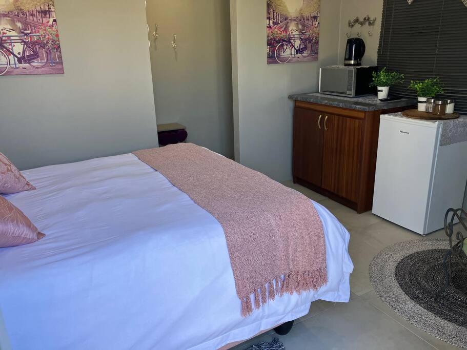 Stellies Accommodation - Room 2 Keetmanshoop Bagian luar foto