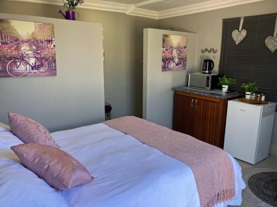 Stellies Accommodation - Room 2 Keetmanshoop Bagian luar foto