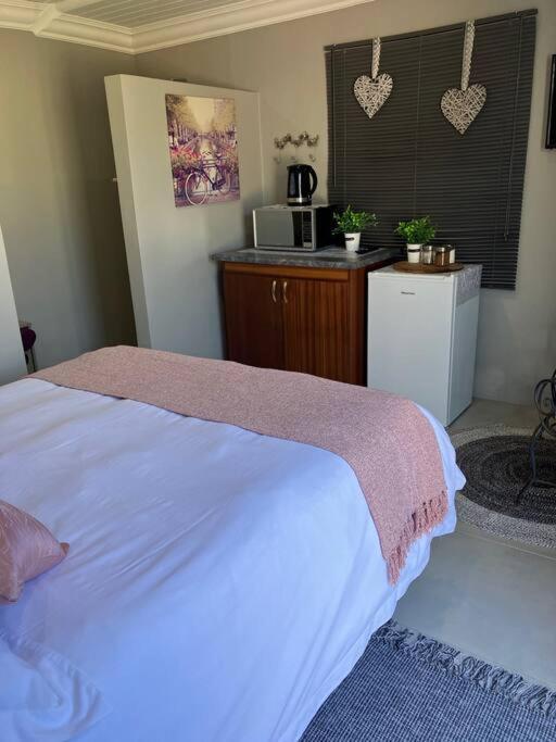 Stellies Accommodation - Room 2 Keetmanshoop Bagian luar foto